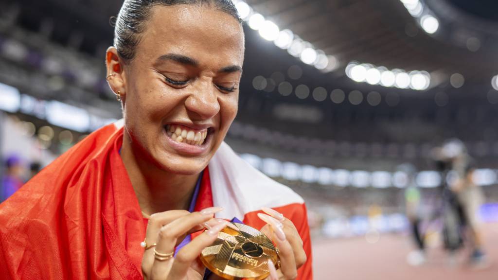 Coolness im Wettkampf, überschäumende Emotionen mit der Gold-Medaille in den Händen: Ditaji Kambundji nach dem weltmeisterlichen Lauf in Tokio