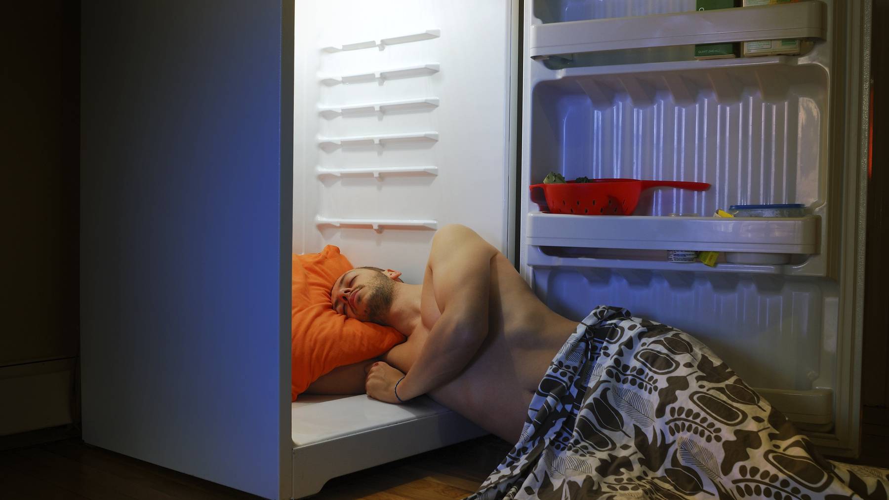 Sicher unbequem und nicht gerade umweltbewusst aber eine mögliche Lösung: Schlafen vor dem Kühlschrank.