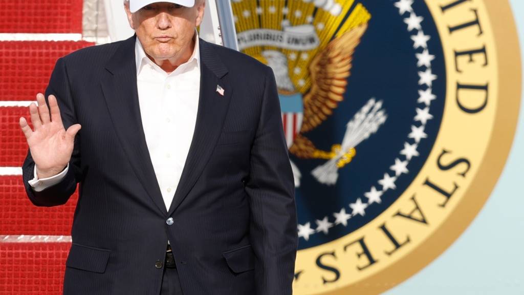 US-Präsident Donald Trump geht die Treppe der Air Force One bei seiner Ankunft auf der Joint Base Andrews hinunter. Foto: Luis M. Alvarez/AP/dpa