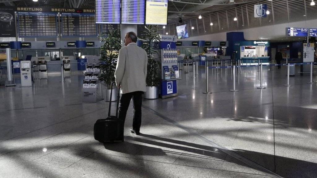 Ein Reisender steht vor Anzeigetafeln im verwaisten Flughafen Eleftherios Venizelos in Athen. Vom 24-stündigen Streik waren insbesondere die Flugverbindungen von und nach Griechenland betroffen.