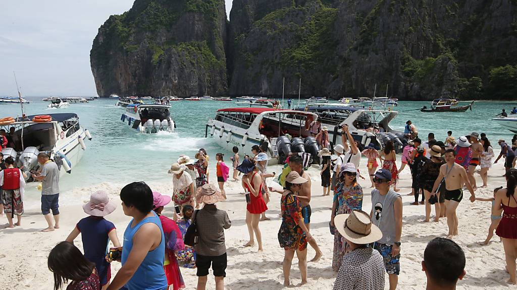 Die vielen Feriengäste setzen dem Ökosystem der Maya Bay zu. (Archivbild)