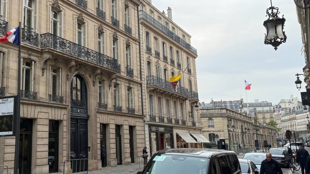 Der Sitz der Edmond de Rothschild Bank (links) im Zentrum von Paris. Foto: Michael Evers/dpa