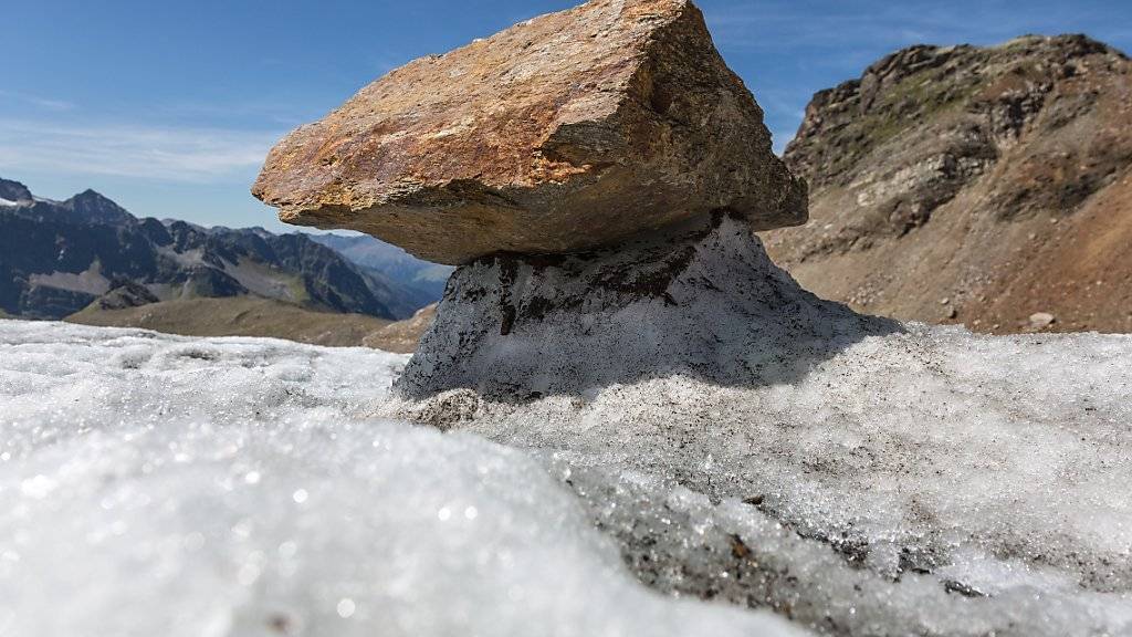 Der Hitzesommer 2015 liess den Silvrettagletscher derart rasch abschmelzen, dass sich zahlreiche Gletschertische gebildet haben. (Bild vom 26. August 2015)