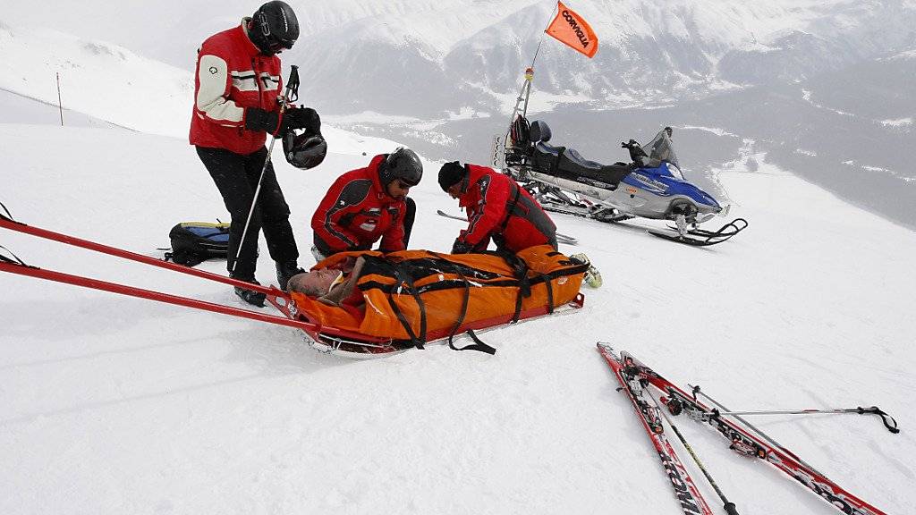 Ein 17-jähriger Skifahrer ist im Skigebiet Gemsstock in Andermatt in eine achtköpfige Schülergruppe gefahren und hat dabei vier Kinder verletzt. (Themenbild)