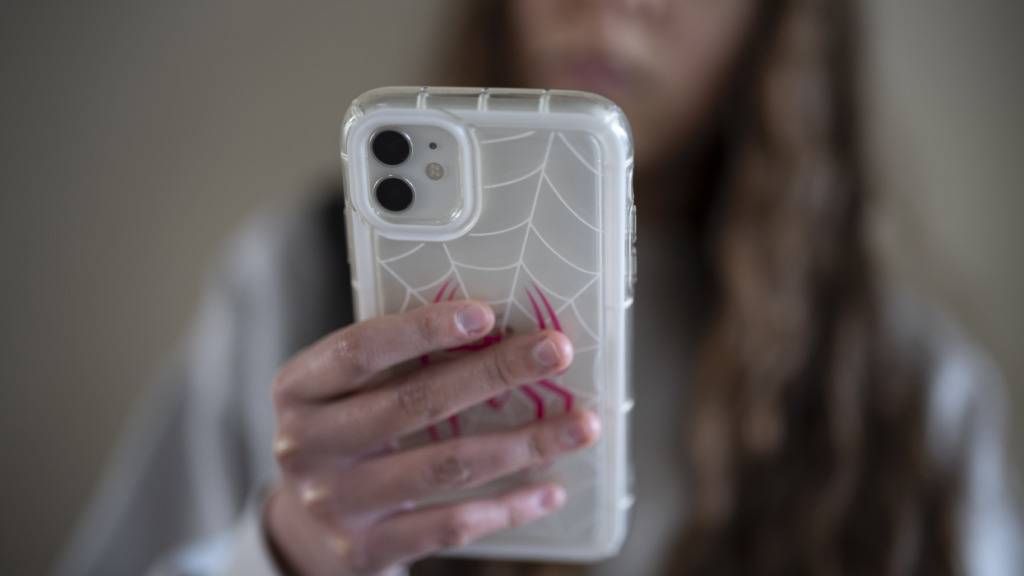 Kindern soll ein verantwortungsvoller Umgang mit dem Smartphone beigebracht werden. (Symbolbild)