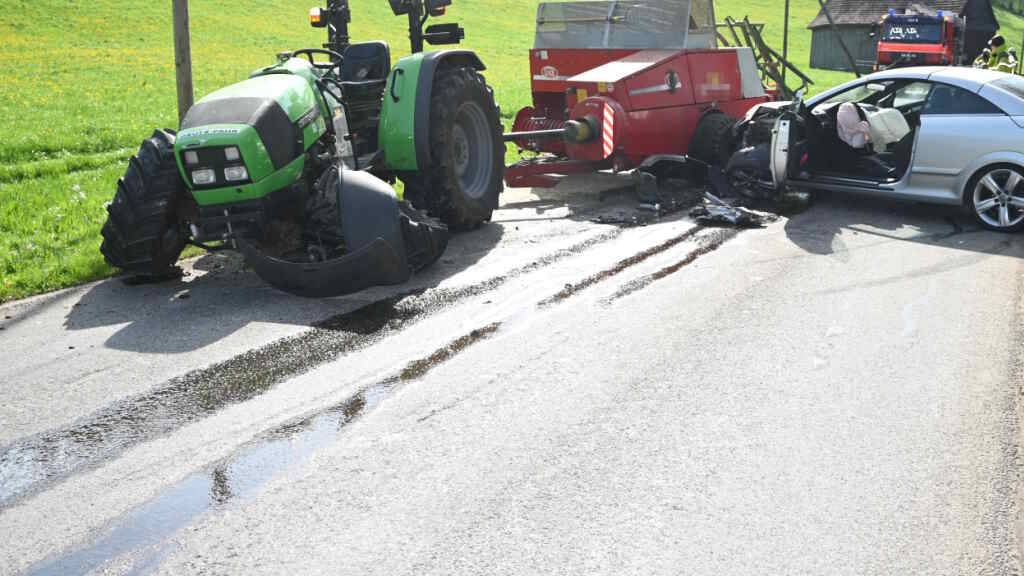 Ein übermüdeter 21-jähriger Autofahrer geriet am Samstagmorgen auf die Gegenfahrbahn und kollidierte frontal mit dem Traktor eines 57-Jährigen.