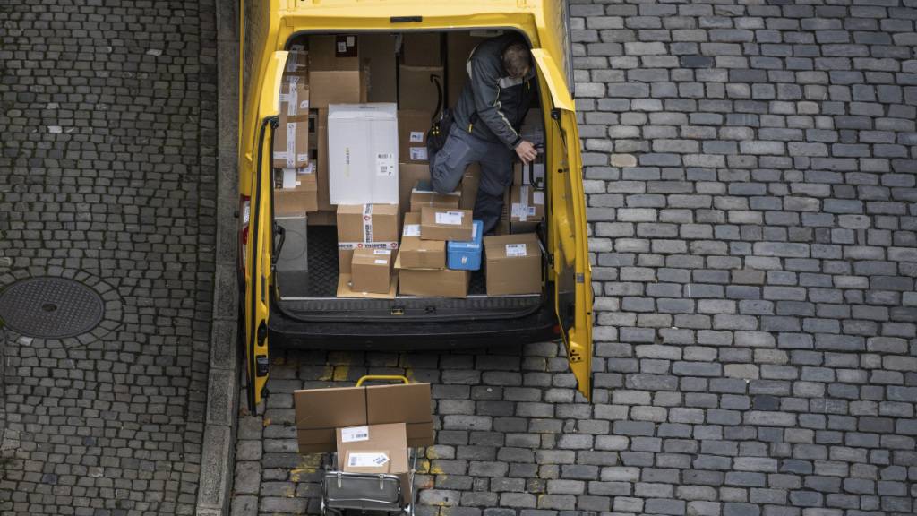 Neuer Paketerekord: In der Vorweihnachtszeit haben die Mitarbeitenden der Post 23 Millionen Pakete sortiert und den Empfängerinnen und Empfängern zugestellt.