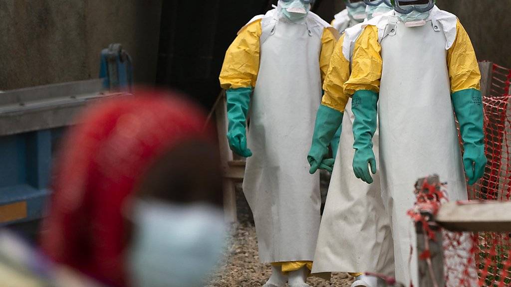 Gesundheitsangestellte im Kongo auf dem Weg zur Arbeit in einem Ebola-Behandlungszentrum. (Archivbild)