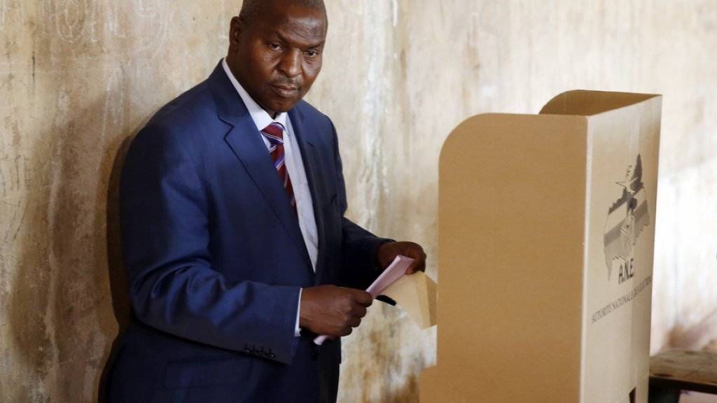 Er soll neuer Präsident der Zentralafrikanischen Republik werden: Der ehemalige Regierungschef Faustin-Archange Touadéra, hier bei der Stimmabgabe, entschied die Wahlen mit über 62 Prozent der Stimmen für sich. (Archiv)