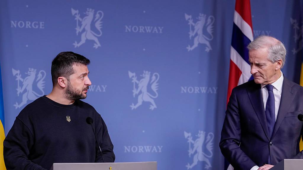 ARCHIV - Wolodymyr Selenskyj (l) , Präsident der Ukraine, und Jonas Gahr Stoere (r), Ministerpräsident von Norwegen, nehmen an einer Pressekonferenz teil (Archivbild). Foto: Javad Parsa/NTB POOL/dpa