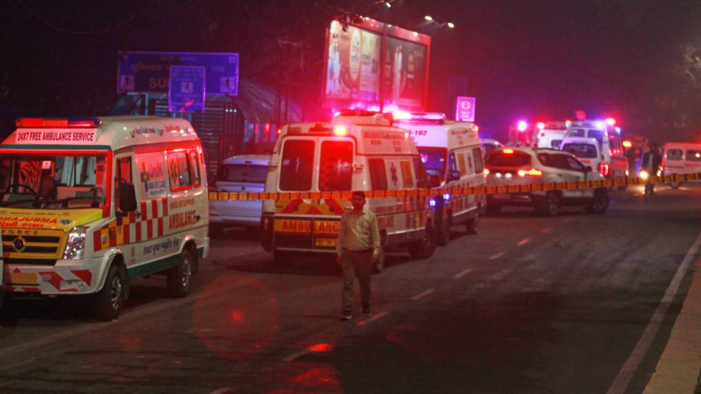 Nach einer Autoexplosion in der Nähe des historischen Red Fort stehen Krankenwagen  bereit. Foto: Uncredited/AP/dpa