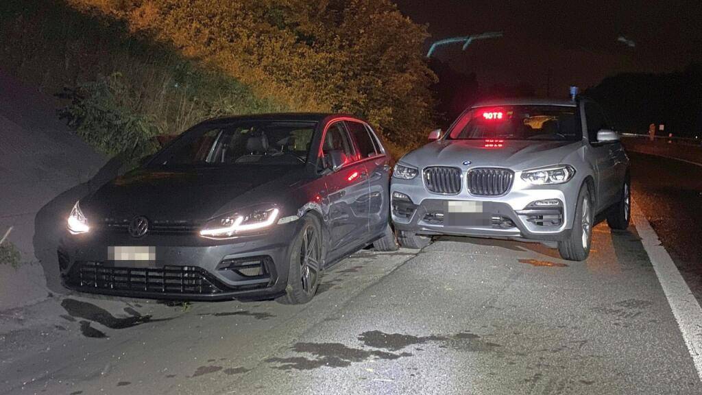 Ein Lenker verunfallte nach kurzer Verfolgung durch die Kantonspolizei Aargau mit dem gestohlenen Auto (links).