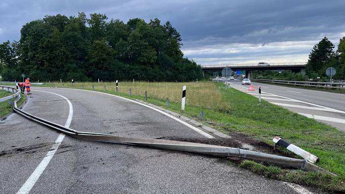 Autolenker verduftet nach Kollision mit Leitplanke