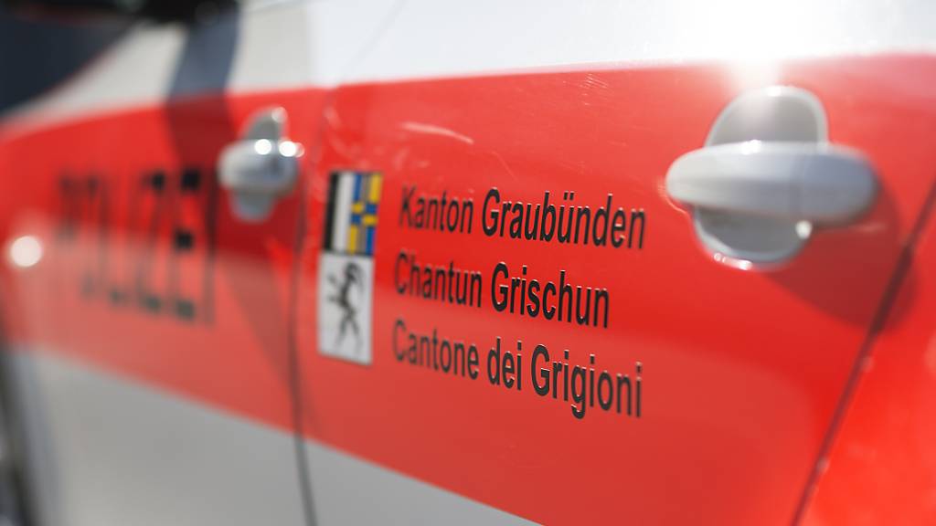 Die Kantonspolizei Graubünden war nach einem spektakulären Selbstunfall eines 21-Jährigen in Bonaduz im Einsatz. (Symbolbild)