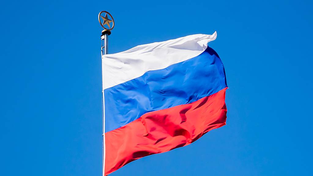 Die Flagge Russlands weht auf der Botschaft der Russischen Föderation.