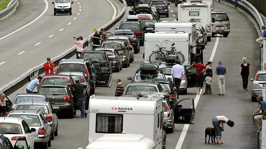 Wenn es auf der Autobahn staut, spüren das die Urner Gemeinden entlang der Gotthard-Route - eine Petition fordert nun Massnahmen gegen den Ausweichverkehr. (Archivbild)