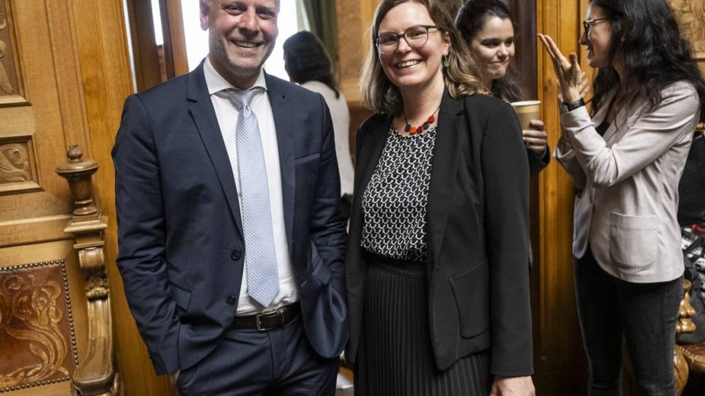 Neuenburg hat einen neuen Ständerat und eine neue Nationalrätin: Der Grüne Nationalrat Fabien Fivaz (links) rückt für Céline Vara in den Ständerat nach. Fivaz' Sitz im Nationalrat übernimmt Clarence Chollet (in der Mitte).