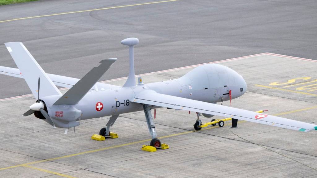 Eine Elbit-Aufklärungsdrohne auf dem Militärflugplatz Emmen LU. Bis Ende 2026 sollen alle Drohnen und das dazugehörende Material an die Luftwaffe ausgeliefert sein, rund sieben Jahre später als geplant. (Archivbild)