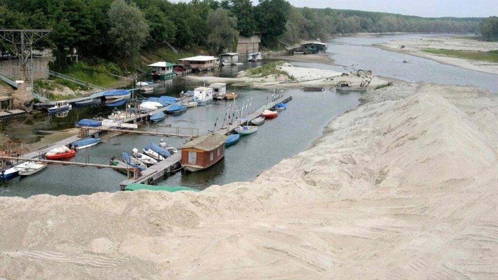 Ein höherer Wasserspiegel im Lago Maggiore bringt der Poebene deutlich mehr Wasser. Hier im Bild der Po bei Alessandria im Piemont im wasserarmen Juli 2003. (Archivbild)