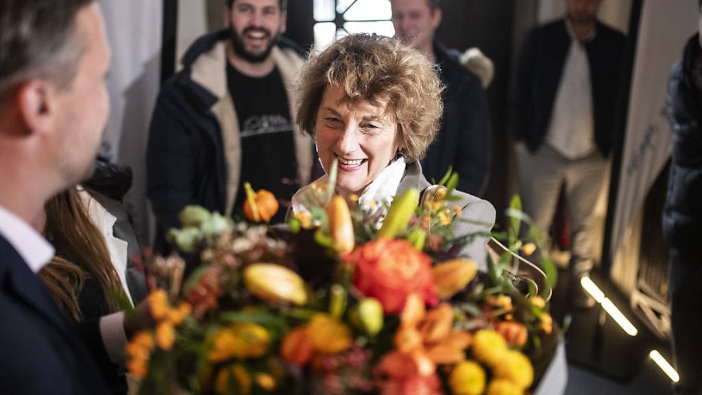 Die bisherige Walliser Ständerätin Marianne Maret (Mitte) freut sich über ihre Wiederwahl.