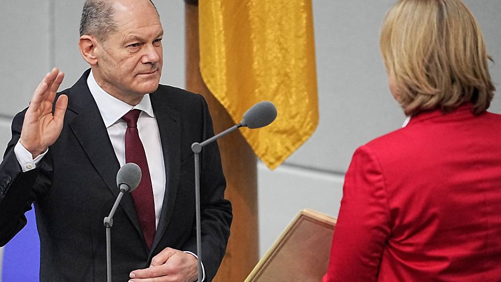 dpatopbilder - Der neu gewählte Bundeskanzler Olaf Scholz legt im Bundestag vor Bundestagspräsidentin Bärbel Bas den Amtseid ab. Foto: Michael Kappeler/dpa