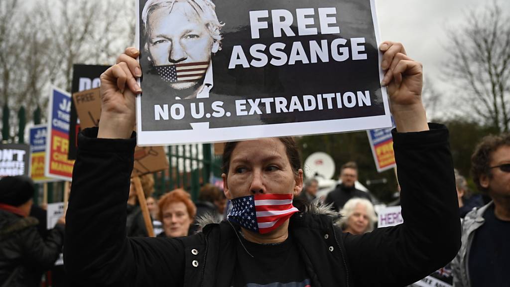 Vor dem Gerichtsgebäude in London protestierten Demonstranten gegen eine Auslieferung von Wikileaks-Gründer Julian Assange in die USA.