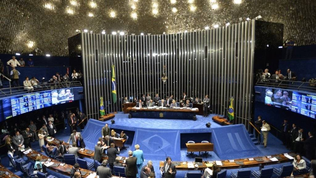 Jetzt geht's für Rousseff ums Eingemachte: Der Senat entscheidet, ob die Regierungscheffin für die Dauer einer juristischen Untersuchung vom Amt suspendiert wird.