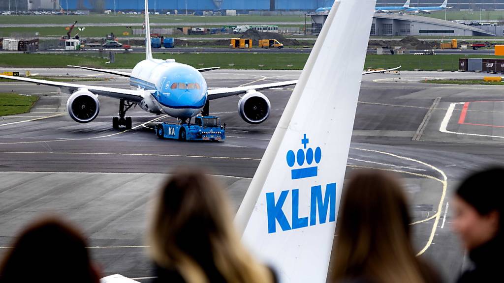 Ein Flugzeug des Typs Boeing 777 ist am Sonntag nach dem Start aus Sicherheitsgründen zum Amsterdamer Flughafen Schiphol zurückgekehrt. (Archivbild)