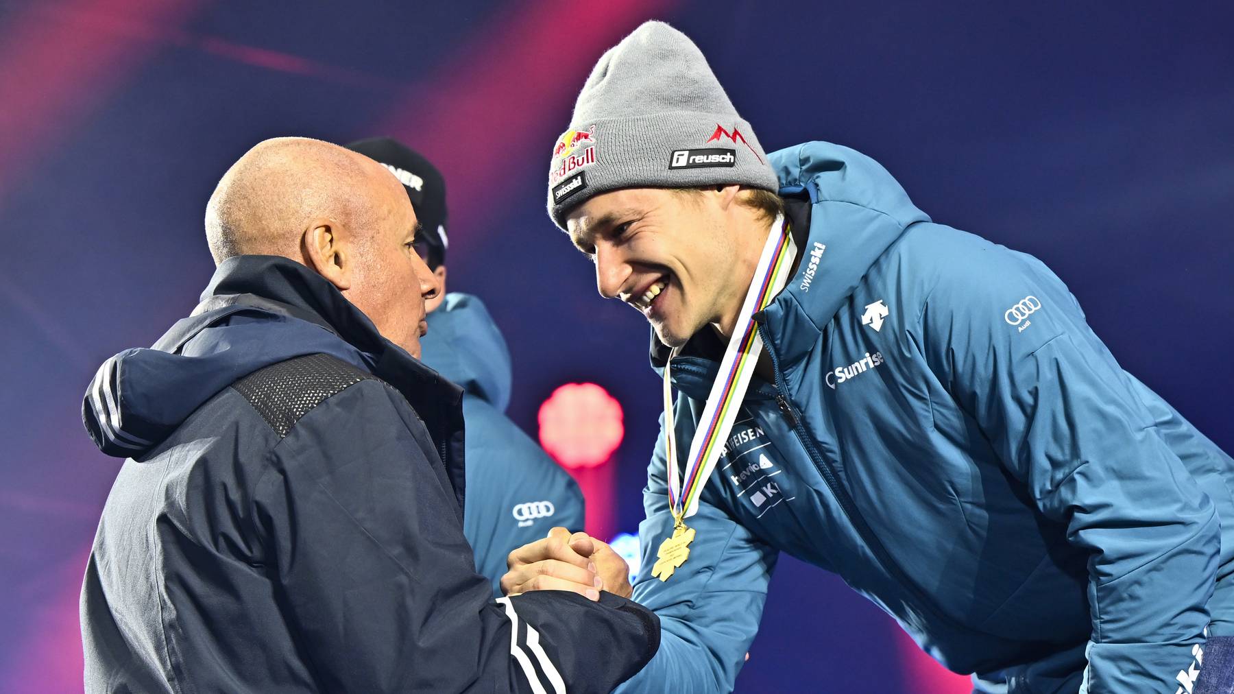 Johan Eliasch und Marco Odermatt gemeinsam bei einer Siegerehrung der Ski-WM 2023 in Courchevel (FRA).