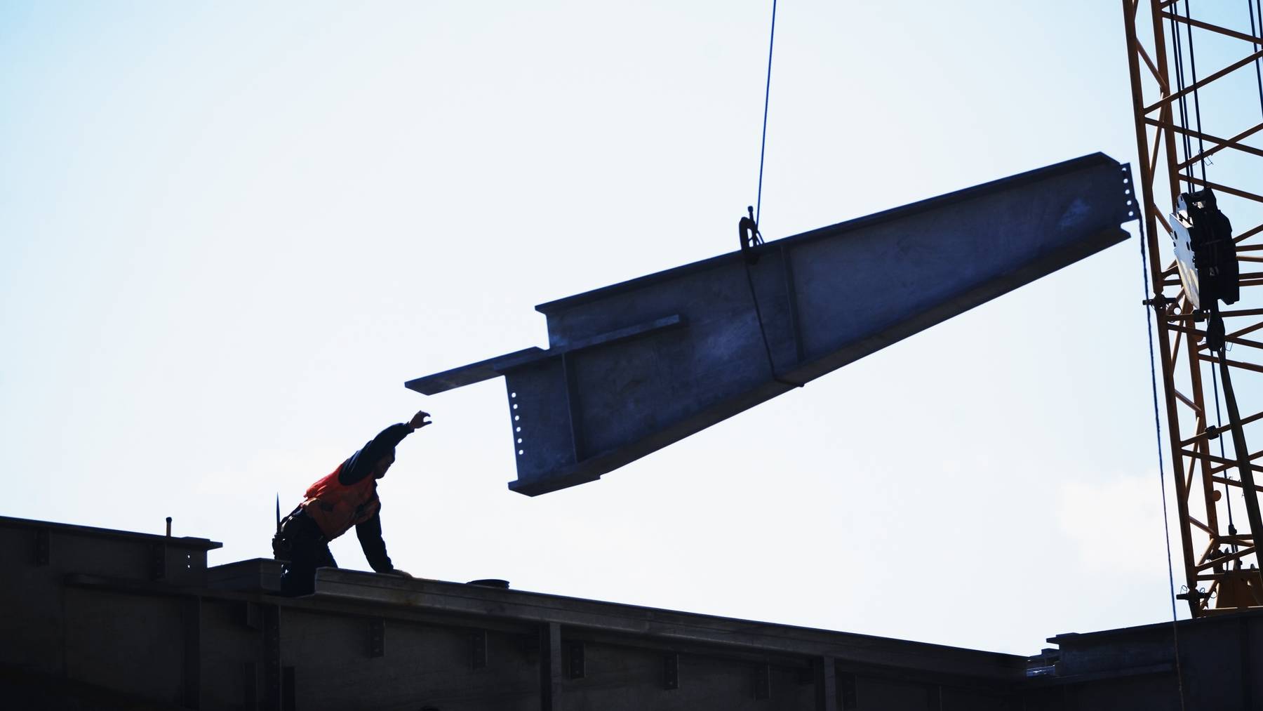 Stahlträger Kran Baustelle Arbeitsunfall Symbolbild