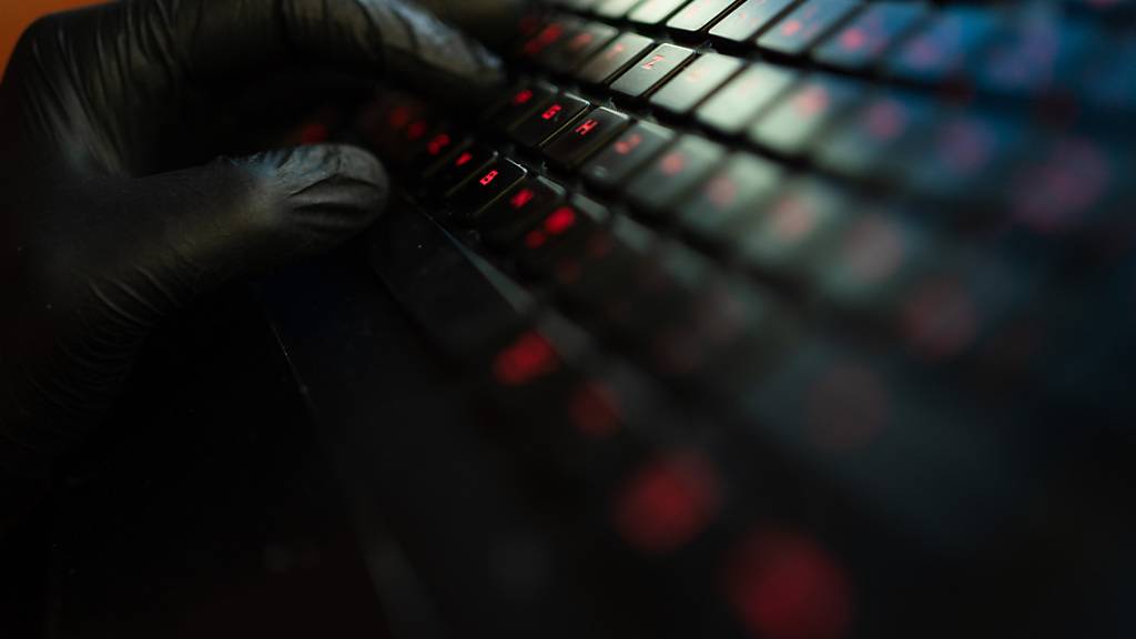 ARCHIV - ILLUSTRATION. Russland setzt bei seinen Einfluss-Kampagnen im Netz nach Erkenntnissen des Facebook-Konzerns Meta inzwischen mehr auf Masse statt Qualität. Foto: Nicolas Armer/dpa