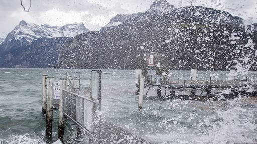Föhnsturm erfasst die Schweiz mit Orkan-Böen
