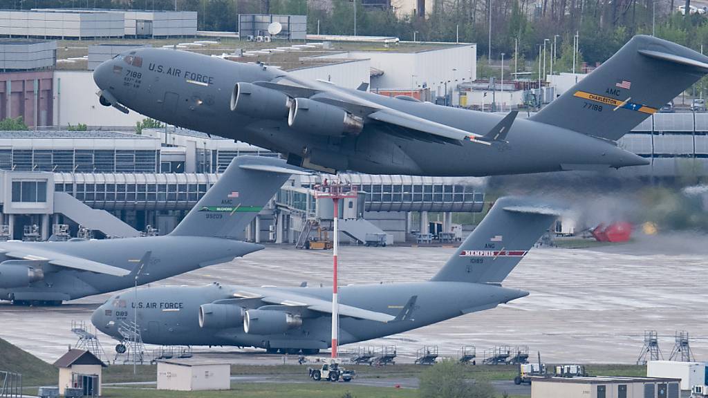ARCHIV - Ein US-Militärtransportflugzeug vom Typ C-17 Globemaster hebt vom US-Luftwaffenstützpunkt Ramstein ab. Foto: Boris Roessler/dpa