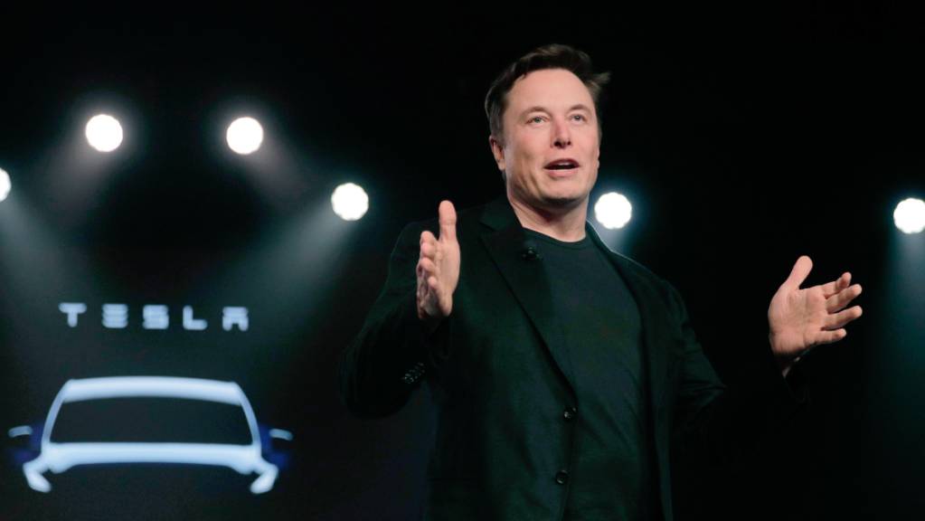 ARCHIV - Teslas CEO Elon Musk spricht vor der Enthüllung des Teslas Modell Y in Teslas Designstudio in Hawthorne, Kalifornien. In der in der Nacht zum Freitag gab Elon Musk bei der Hauptversammlung des Elektroauto-Herstellers bekannt, dass Tesla seinen Firmensitz aus dem Silicon Valley nach Texas verlegt. Foto: Jae C. Hong/AP/dpa