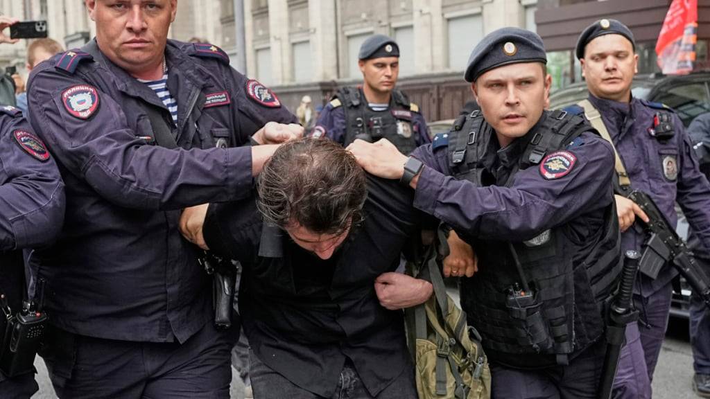 dpatopbilder - Die Polizei nimmt einen Aktivisten während einer Mahnwache gegen Internetbeschränkungen vor der Staatsduma, dem Unterhaus des russischen Parlaments, fest. Foto: Uncredited/AP/dpa