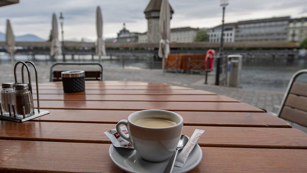 Ein Strassencafé in Luzern: Der Stadtrat will auf 2022 bei der Bewilligung von Aussenflächen das gelockerte Coronaregime aufheben. (Archivaufnahme)