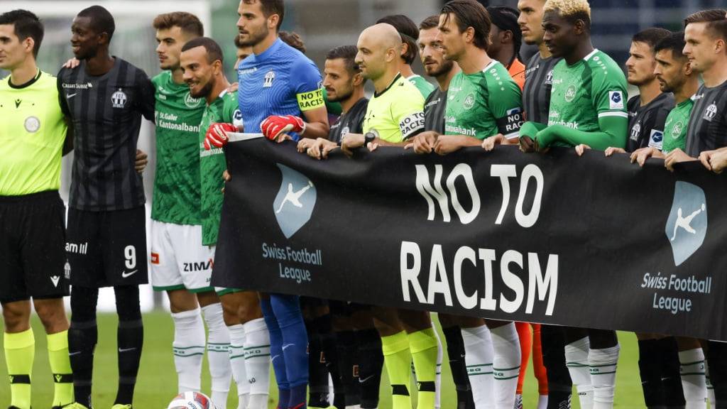 Überall auf der Welt ein Thema, auch in der Schweiz: Die Spieler von St. Gallen und des FCZ weisen im August 2021 auf diesen Missstand hin