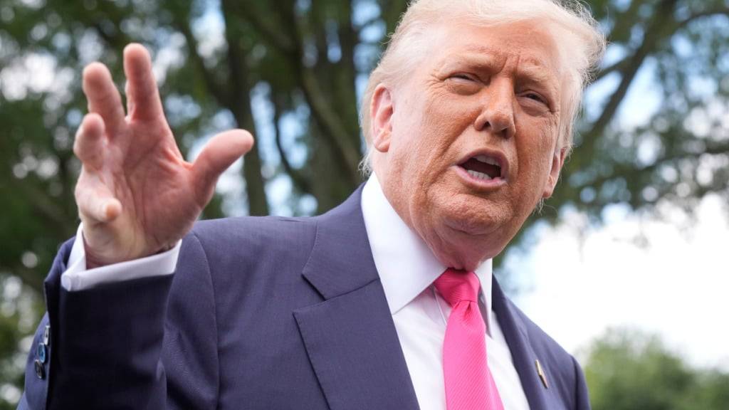 US-Präsident Donald Trump spricht zu den Medien, als er das Weiße Haus verlässt. Foto: Manuel Balce Ceneta/AP/dpa