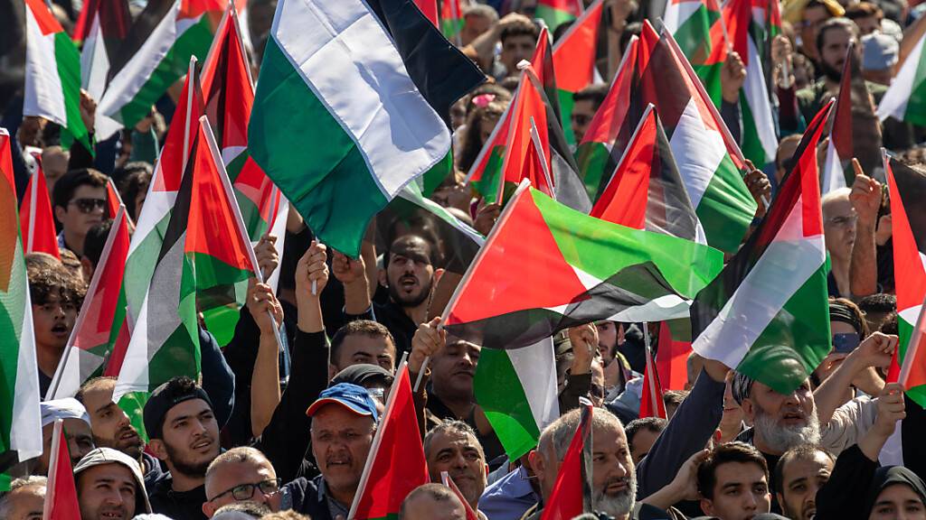 Nach dem Mittagsgebet in der Beyazit-Moschee versammeln sich Demonstranten in Istanbul und schwenken palästinensische Flaggen. Die Türkei hat Israels Aufruf zur Evakuierung von Teilen des Gazastreifens als Verstoß gegen das Völkerrecht kritisiert. Foto: Tolga Ildun/ZUMA Press Wire/dpa