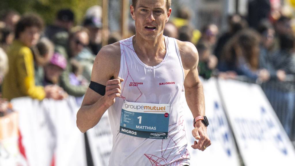 Wie viele andere Teilnehmer des Kerzerslaufs trug auch der Schweizer Matthias Kyburz, Zweiter im Elite-Lauf, eine schwarze Armbinde als Zeichen der Anteilnahme für die Opfer des Postautobrandes in Kerzers FR.