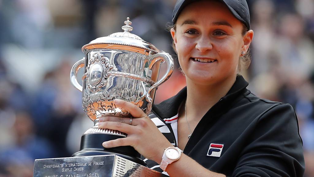 Ashleigh Barty präsentiert den Siegerpokal der French Open 2019.