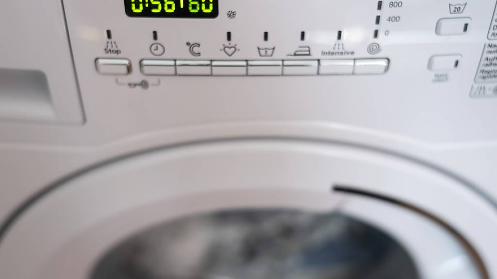 Konsumentinnen und Konsumenten sollen Produkte wie Waschmaschinen besser reparieren können, als immer einen Neukauf tätigen zu müssen. Die Konsumentenschutzorganisationen setzen dieses Ziel im 2021 ins Zentrum. (Symbolbild)
