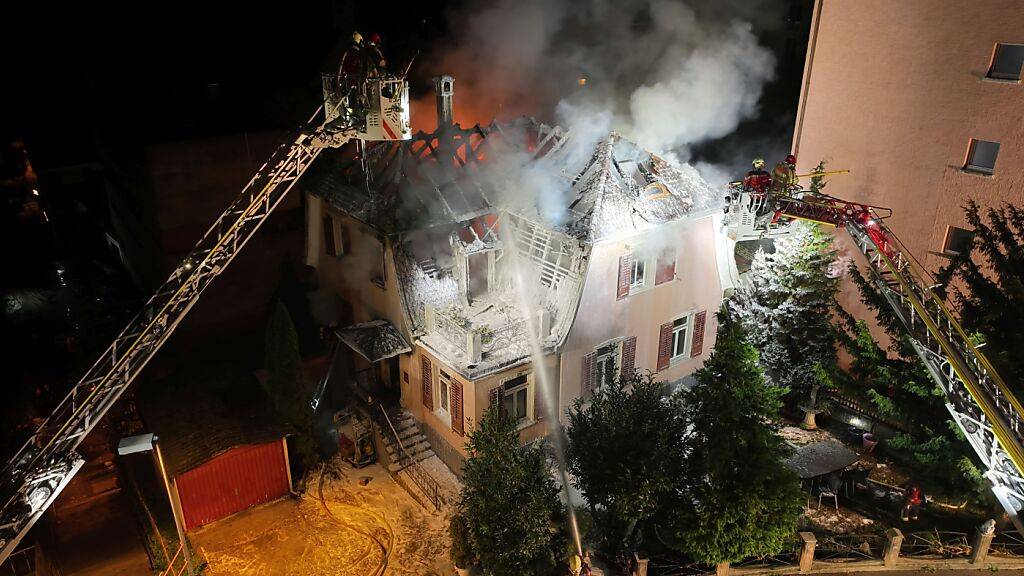 Feuer zerstört Wohnhaus in Neuhausen am Rheinfall SH