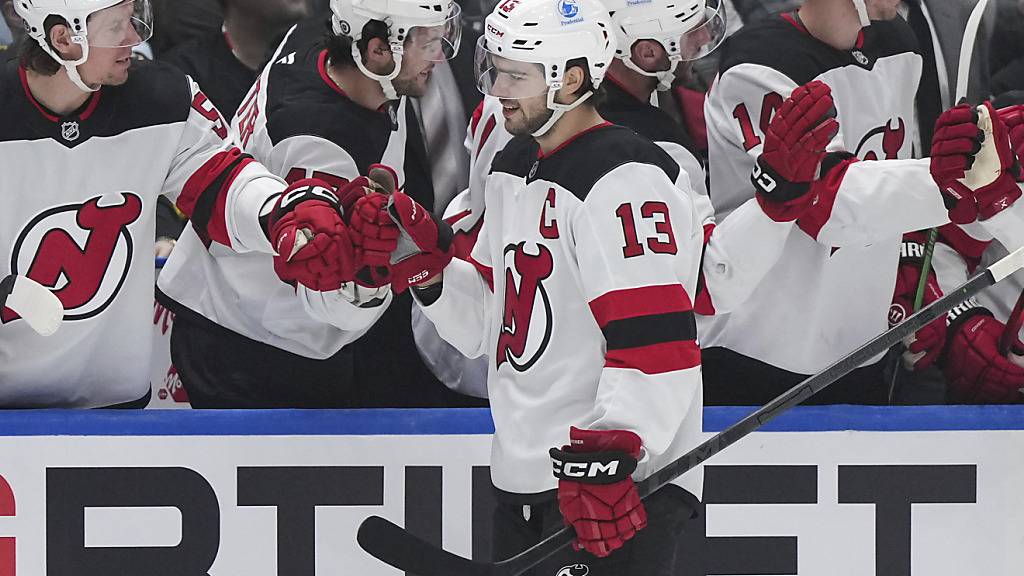 Nico Hischier (Nummer 13) ist mit zehn Toren die Nummer 1 der Liga