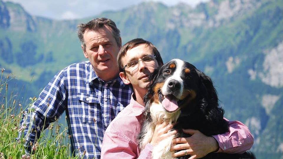 Ein Bild aus glücklicheren Tagen: Schorsch und Damian Neuhäusler mit Hund Balu, der beim Brand getötet wurde.