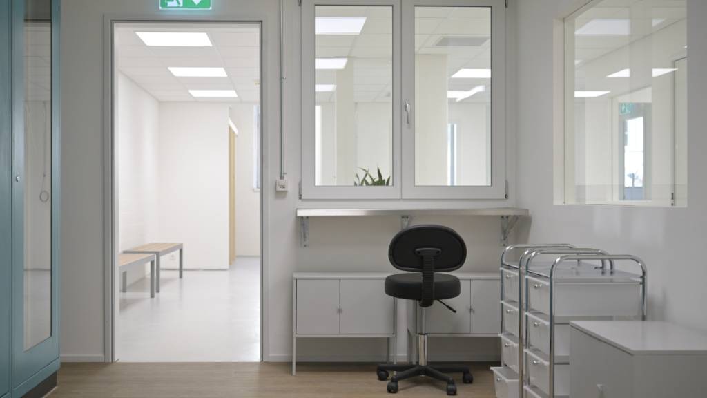 Der Eingang zum Drogenkonsumraum in Chur. Hier müssen sich Drogenabhängige anmelden, bevor sie die einzelnen Räume betreten dürfen.