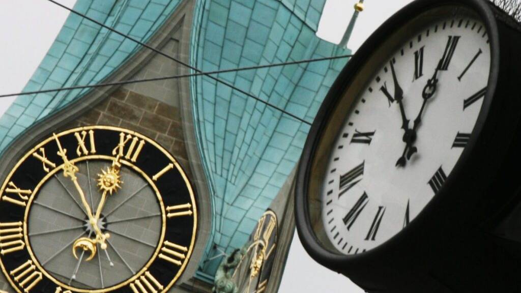 Uhren in Zürich: Auch sie werden am Sonntag um drei Uhr um eine Stunde zurückgestellt. 
