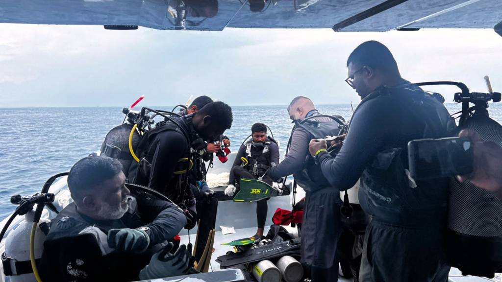 Dieses von der Medienabteilung des maledivischen Präsidenten veröffentlichte Bild zeigt Taucher, die sich auf die Suche nach den vier vermissten italienischen Tauchern in der Nähe der Insel Alimathaa im Vaavu-Atoll auf den Malediven vorbereiten. Foto: Uncredited/Maldives President's Media Division/AP/dpa
