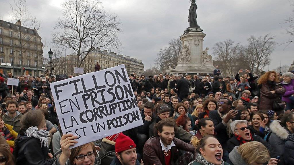 «Fillon ins Gefängnis, Korruption ist ein Gift»: Hunderte protestieren in Paris gegen Korruption in der Politik und gegen den Präsidentschaftskandidaten der Konservativen.