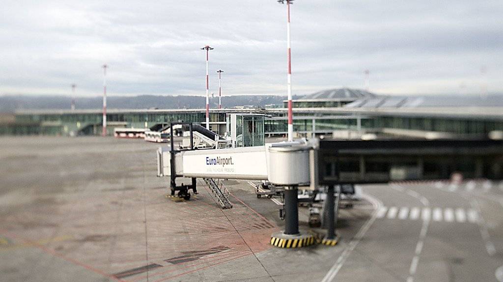Auf der Start- und Landebahn des EuroAirports in Basel kamen sich zwei Flugzeuge zu nah. Die Flugunfallbehörde Frankreichs untersucht den Vorfall. (Symbolbild)